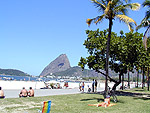 A Flamengo strand a Cukorsüveggel a háttérben